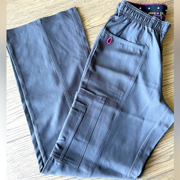 NWOT 🐨 HeartSoul Scrub Pant Cargo in Gray - Picture 1 of 5
